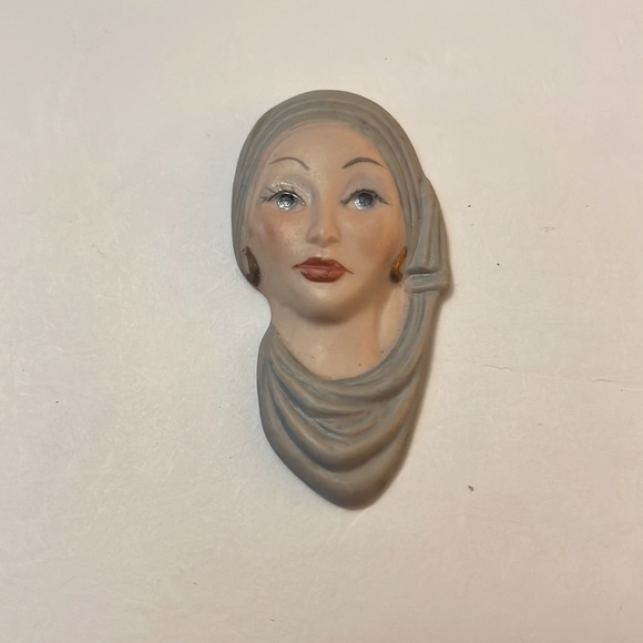 Beautiful Porcelain Lady Face Brooch Pins. Pink lips and brown long lashed eyes - Picture 5 of 6